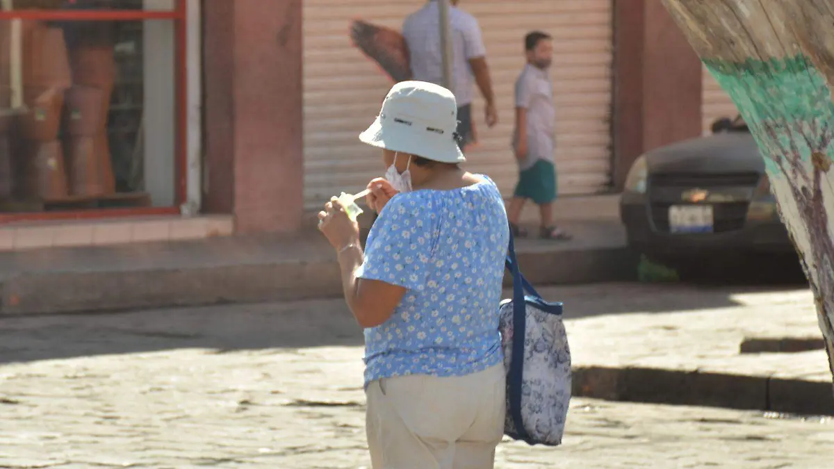 SJR Protegerse con gorra y paraguas